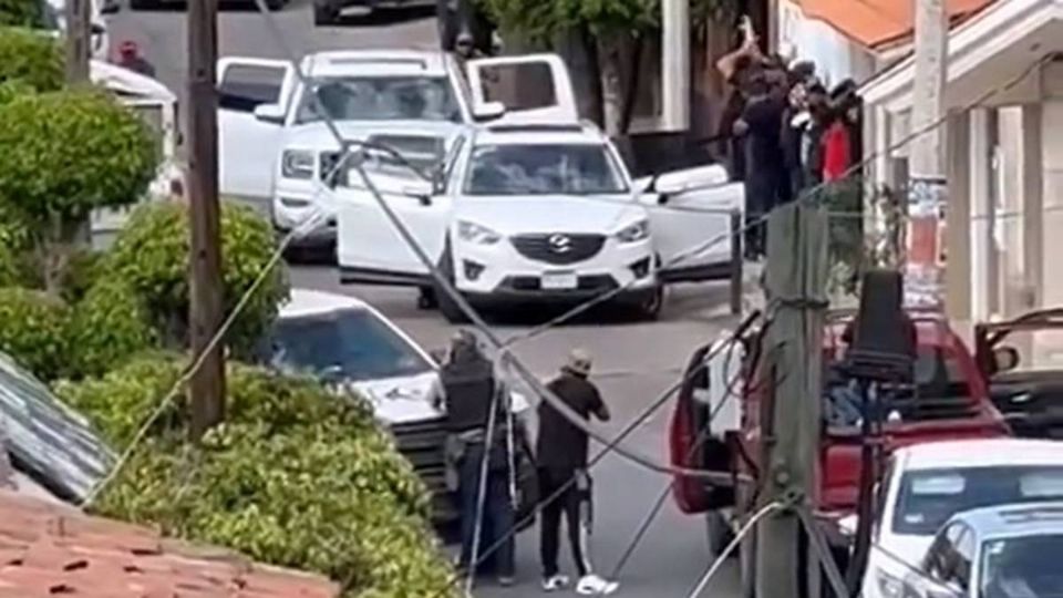 Comando armado coloca a las personas contra la pared y las matan