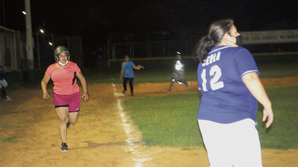 Emocionantes encuentros de softbol femenil se vivieron en los campos de la Liga Sertoma