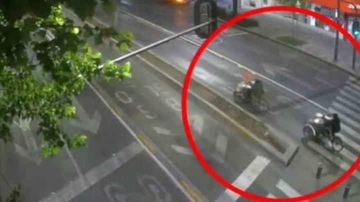 VIDEO FUERTE: Arrollan a vendedores de tamales; conductor se da a la fuga.