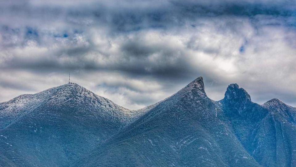 Este viernes se puede apreciar una capa blanca en la zona alta del cerro