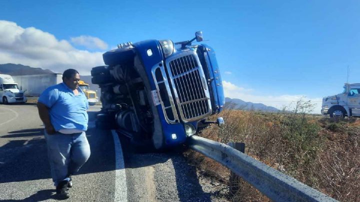 Vientos de 200 kilómetros vuelcan ocho tráileres en Oaxaca