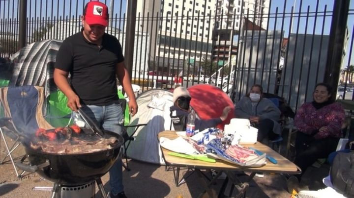 Fans de Bad Bunny hacen fila para los boletos 3 días antes de su venta y acampan fuera de la Arena Monterrey