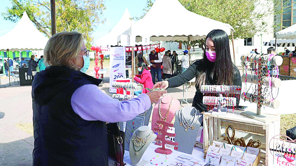 Además de las ventas, se promueve a artistas locales en estos eventos