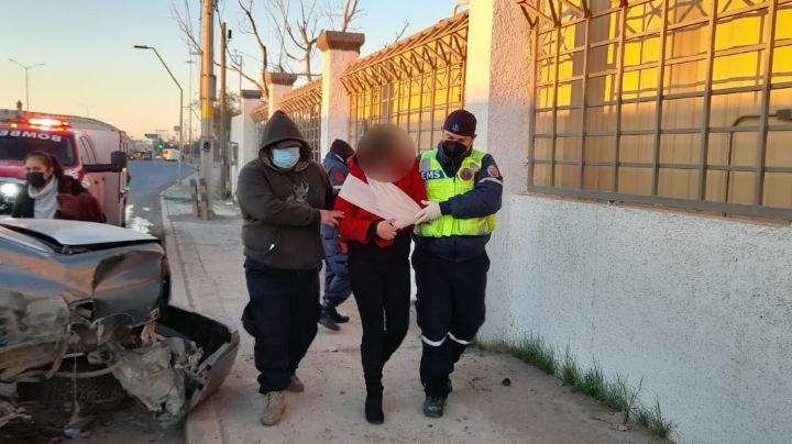 Se vuelca familia que se dirigía a vacunarse en el Centro cultural