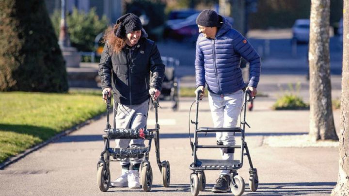Pacientes parapléjicos vuelven a caminar gracias a un novedoso chip