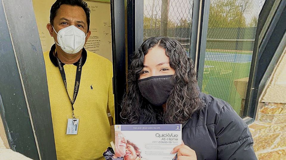 Personal del Colegio de Laredo llevó pruebas de COVID a las casas de empleados