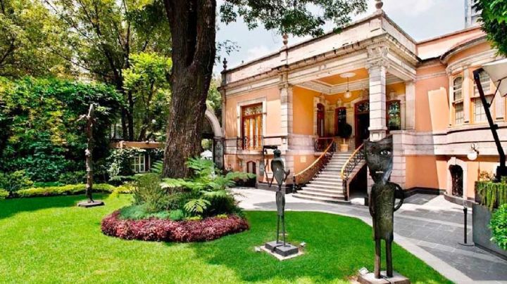 Le niegan usar el sanitario en centro cultural por su aspecto otomí; la mandan al de la cocina