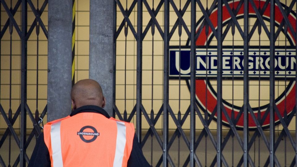 La huelga pone en caos a los ciudadanos en Londres, quienes atestan los autobuses de dos pisos para transportarse