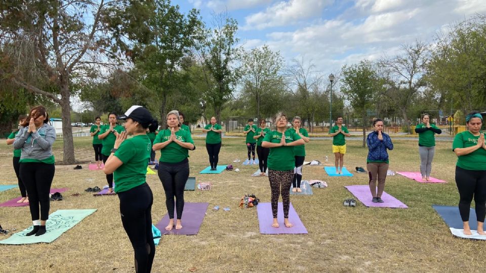 La yoga al aire libre ofrece muchos beneficios para la salud.