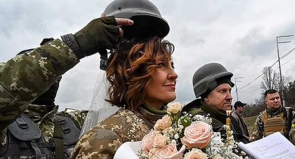 VIDEO: Vence el amor a los misiles: se casan en la línea de batalla