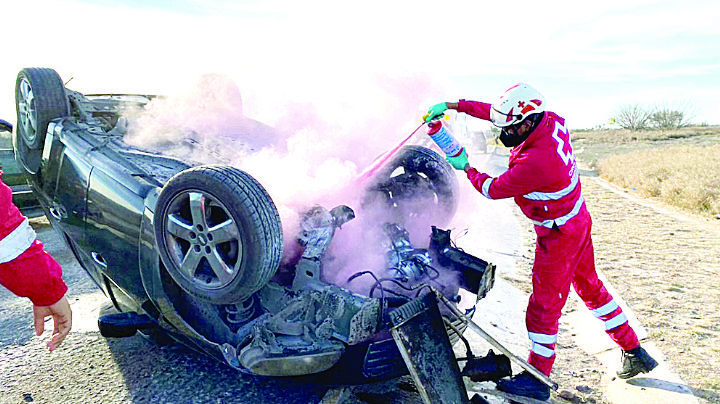 Vuelca y huye; se incendia vehículo