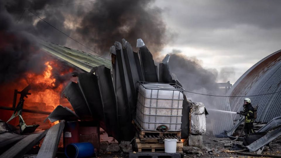 Tras el bombardeo se reportaron 35 muertos y 134 heridos, así lo ha informado el gobernador de la región, Maxim Kozitsky.

