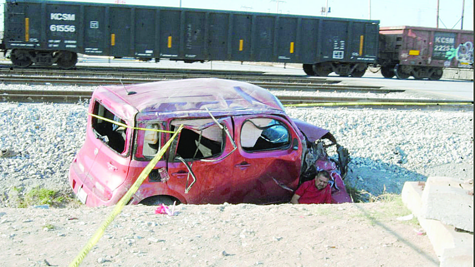 El vehículo quedó fuera de la carretera, tras la volcadura