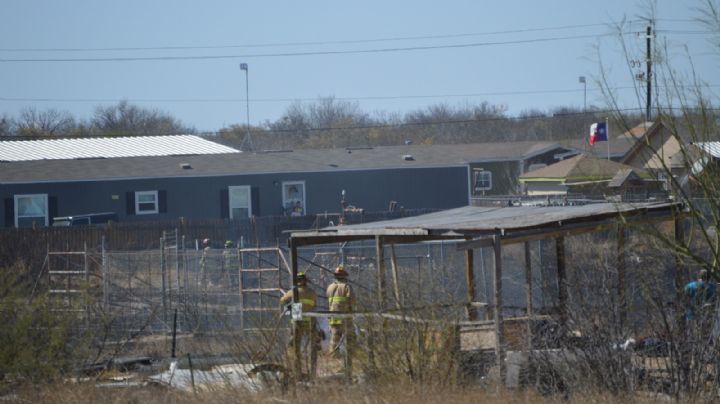 Se incendia Zacatal en la carretera 359, estuvo apunto de afectar algunas viviendas.