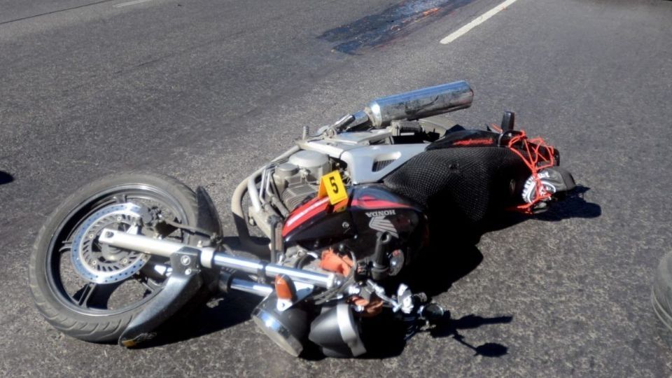 Un motociclista se salva de una trágica muerte