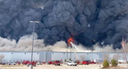 Video de impacto: Se registra fuerte incendio en Walmart; es consumido por las llamas