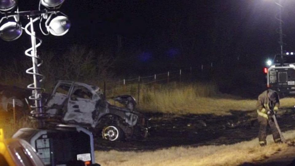 Socorristas atienden el fatal accidente en una carretera de Texas.