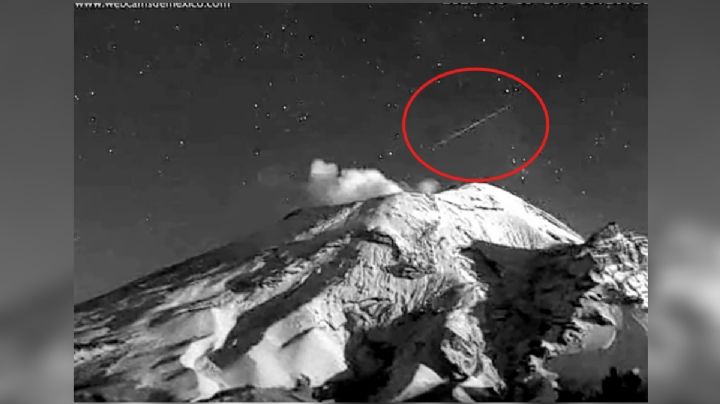 ¡Increíble! Captan meteorito pasando sobre el volcán Popocatépetl. VIDEO