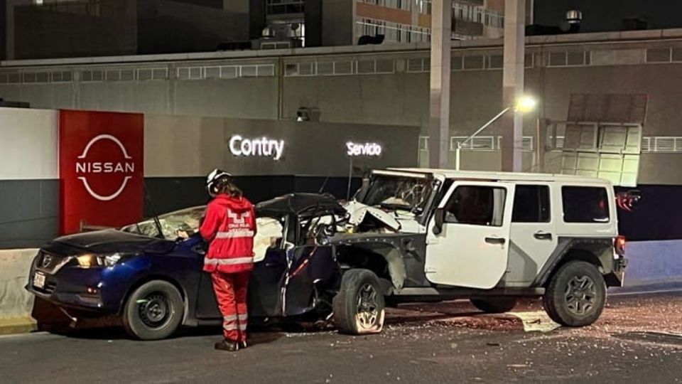 En su intento por escapar del control antialcohol, una camioneta los estampó de lleno