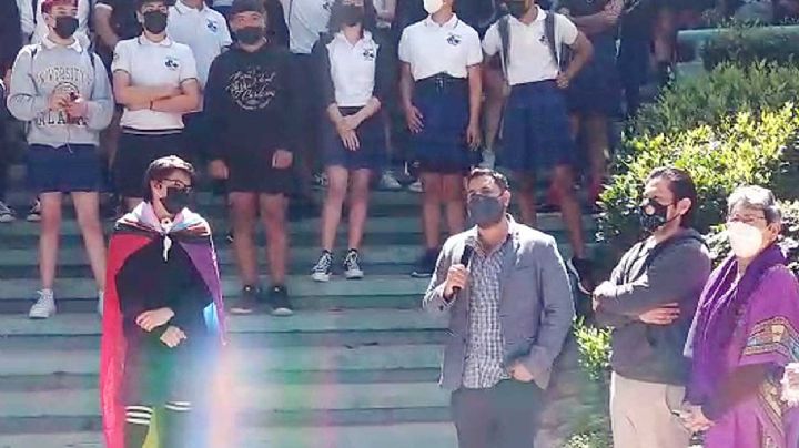 Alumnos de prepa arman protesta para poder usar falda