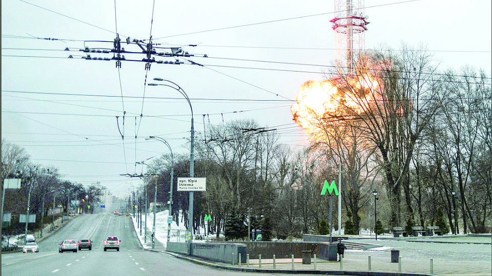 Tropas rusas atacan torres de comunicación en Ucrania.