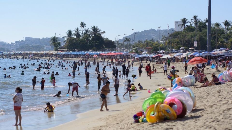 Mexicanos salen con sus familias o amigos a las playas