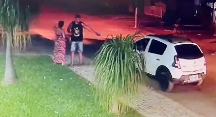 VIDEO: Mujer sale a ayudar a un indigente y su esposo los sorprende en pleno agasajo