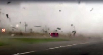 VIDEO: Se salva de morir en tornado: camioneta da volteretas, cae parada y logra escapar