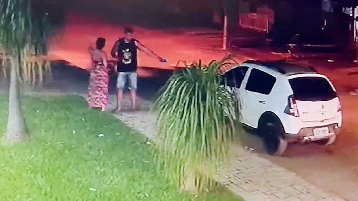 VIDEO: Mujer sale a ayudar a un indigente y su esposo los sorprende en pleno agasajo