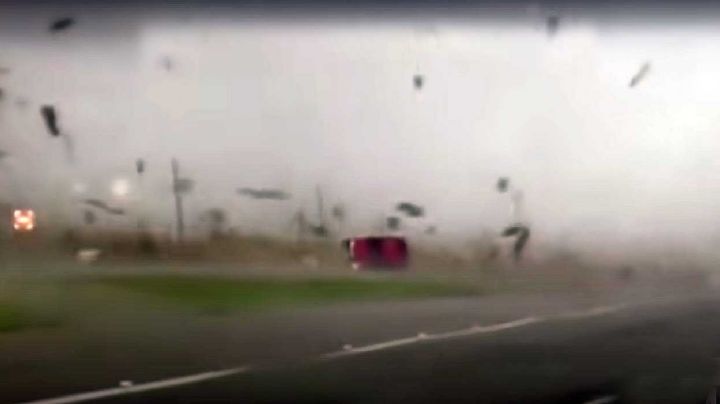 VIDEO: Se salva de morir en tornado: camioneta da volteretas, cae parada y logra escapar