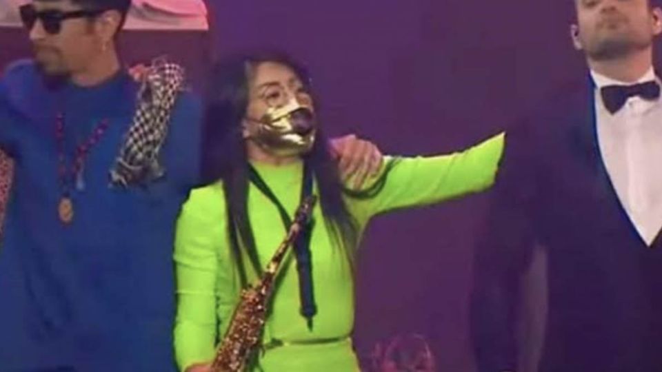 Elena Ríos, saxofonista agredida con ácido, brilla con Maldita Vecindad en el festival Vive Latino