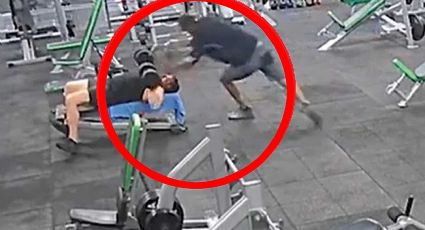 VIDEO: Se "tropieza" en el gym y deja caer pesa de 20 kilos sobre la cabeza de su amigo