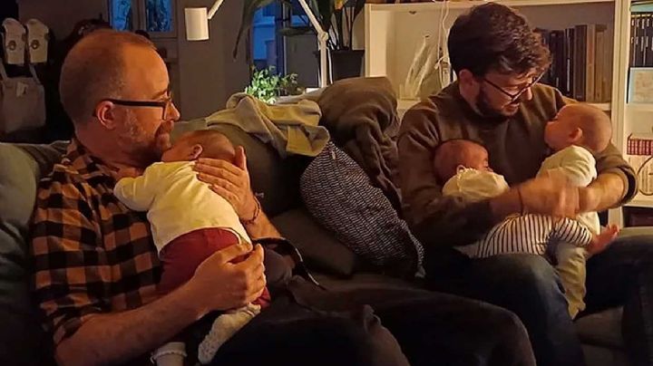 La historia de amor de una pareja de hombres que adoptó a unas trillizas recién nacidas