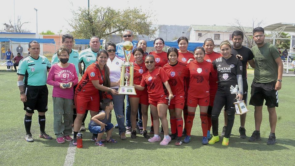 La Family Lobos Negros consiguió el ansiado campeonato en la tanda de penales