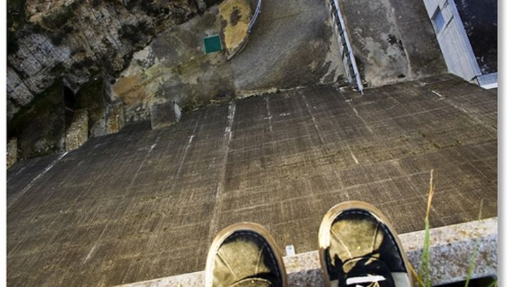 Familia muere al lanzarse desde su casa en el séptimo piso; uno se encuentra grave