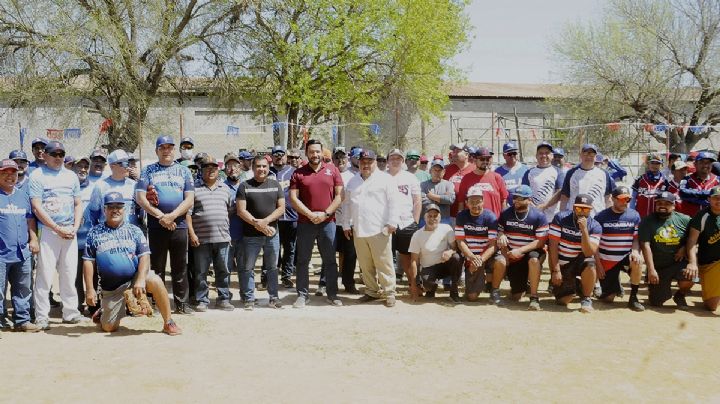 Liga de Softbol Alijadores canta el Playball