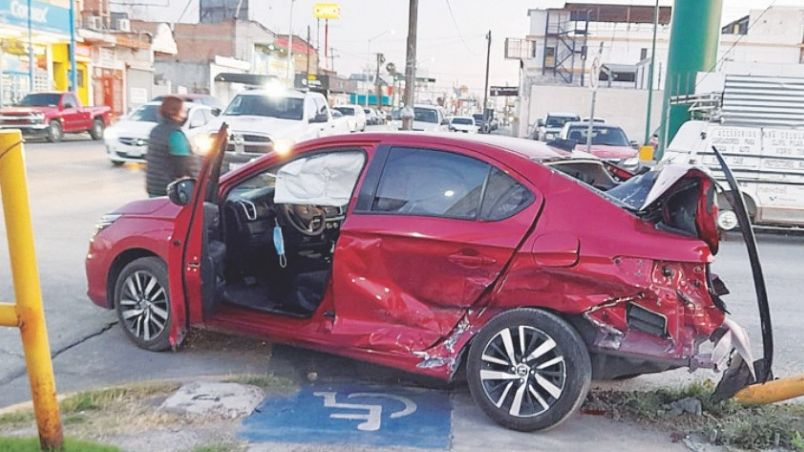 La conductora del Honda City dijo que circulaba por la calle Tamaulipas y al llegar a la Guerrero