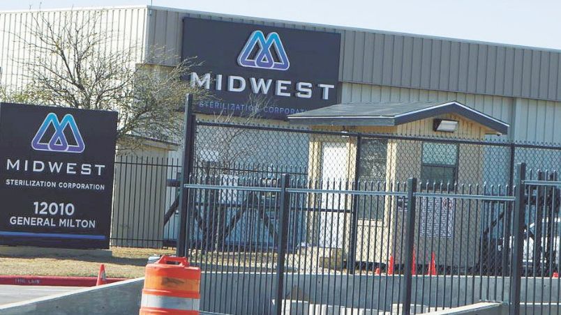 El miércoles, los ambientalistas hicieron una protesta afuera de la planta de Midwest después de que ejecutivos de esta empresa se negaron a reunirse a principios de marzo con líderes de Laredo