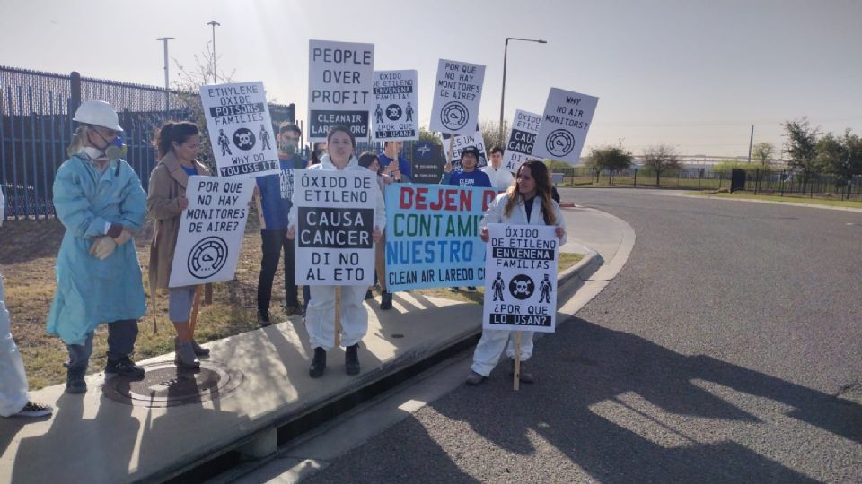 Ambientalistas locales hicieron una protesta ayer, afuera de Midwest.