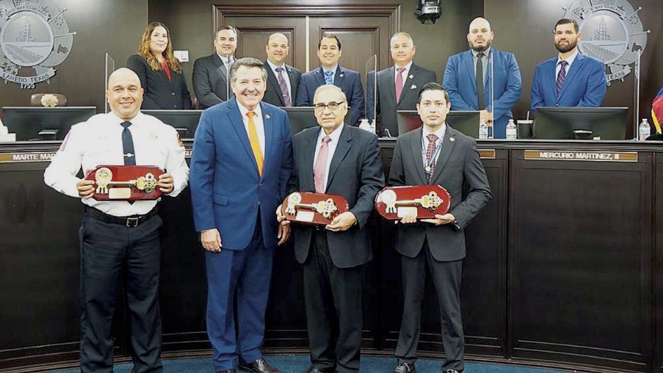 El cabildo entregó las llaves de la ciudad a Guillermo Heard y a los doctores Víctor Treviño, Ricardo Cigarroa y Richard Chamberlain