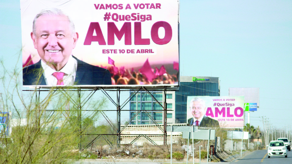 En Nuevo Laredo se colocaron espectaculares en apoyo al presidente AMLO.