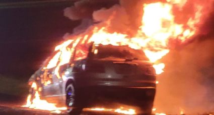 Regresaban de la Isla del Padre y se les incendia auto (FOTOS VIDEO)