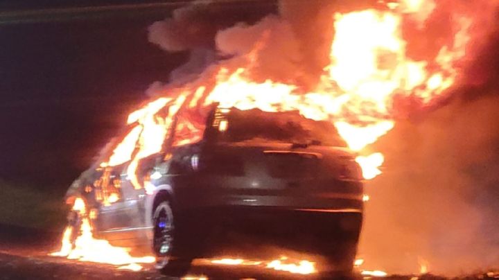 Regresaban de la Isla del Padre y se les incendia auto (FOTOS VIDEO)