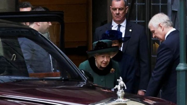 Reaparece la Reina Isabel II en acto público tras problemas de salud