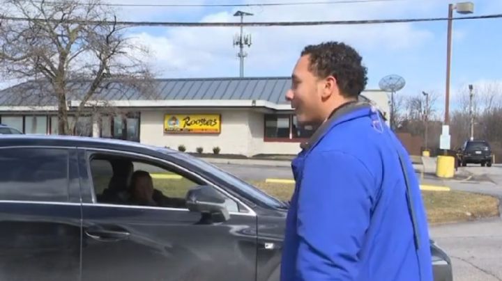 Reportero es sorprendido en vivo por visita de su madre; la reacción se vuelve viral