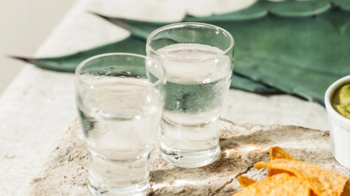 Profeco advierte sobre incumplimiento de normas en botellas de MEZCAL