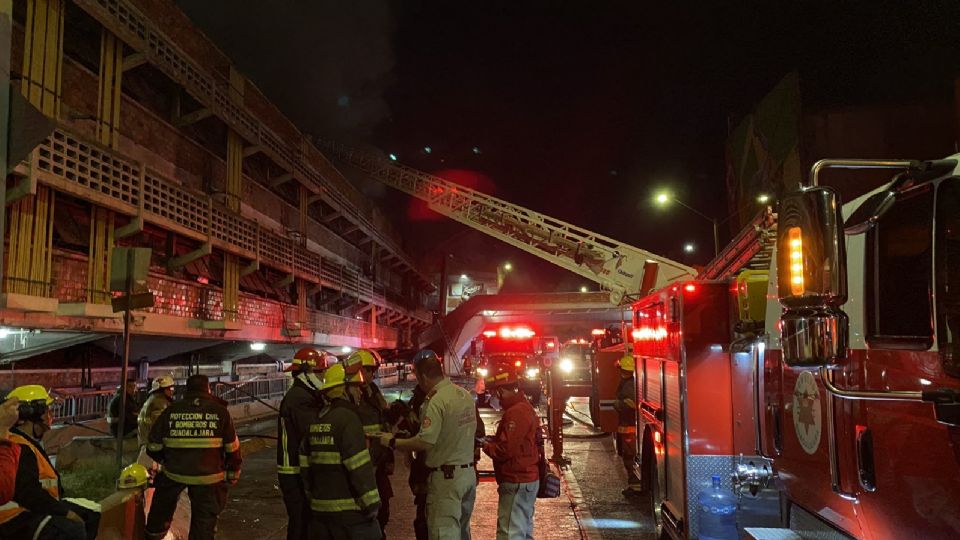 El fuego fue controlado hasta las 5 de la mañana, reportándose solo daños materiales