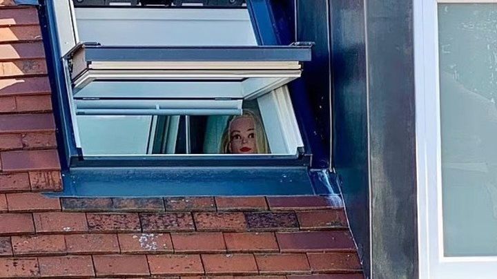 Coloca maniquí en ventana que observa a sus vecinos que se quejaron de él