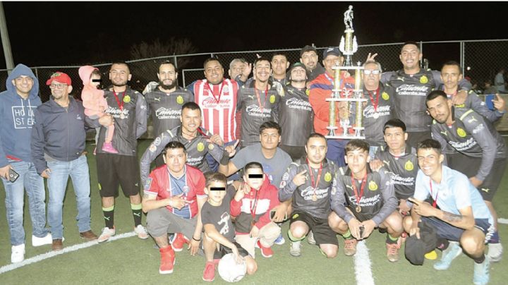 Deportivo Tello levanta el título campeón en la Liga de Futrap del Polvo Enamorado.