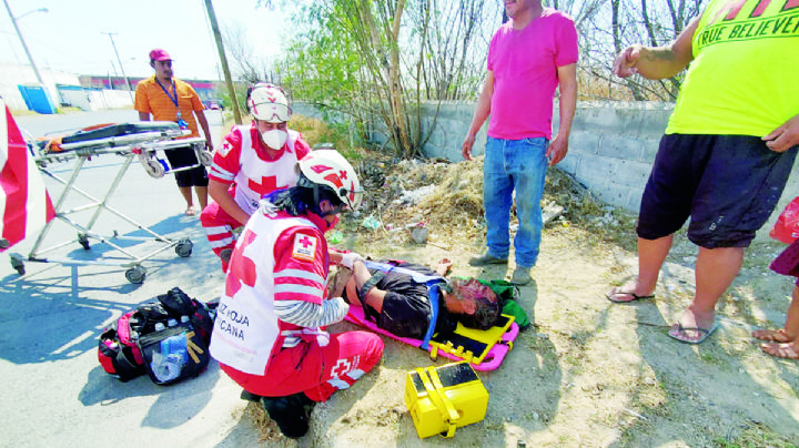 Grave, indigente; lo arrolla vehículo